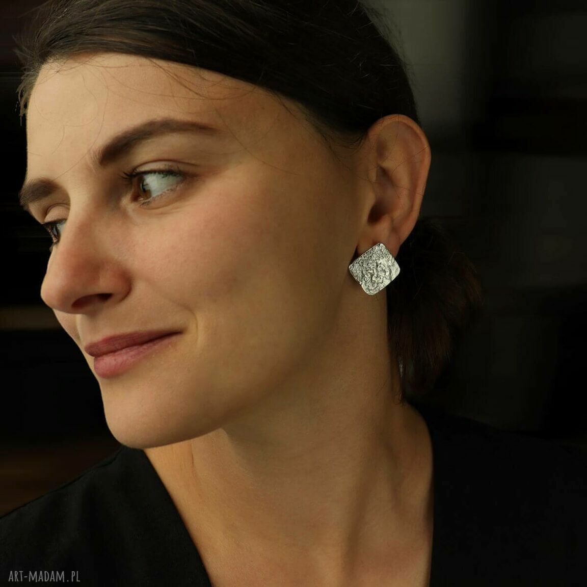 kolczyki: Kolczyki srebrne kwadraty fakturowane na sztyftach ręczne wykonanie