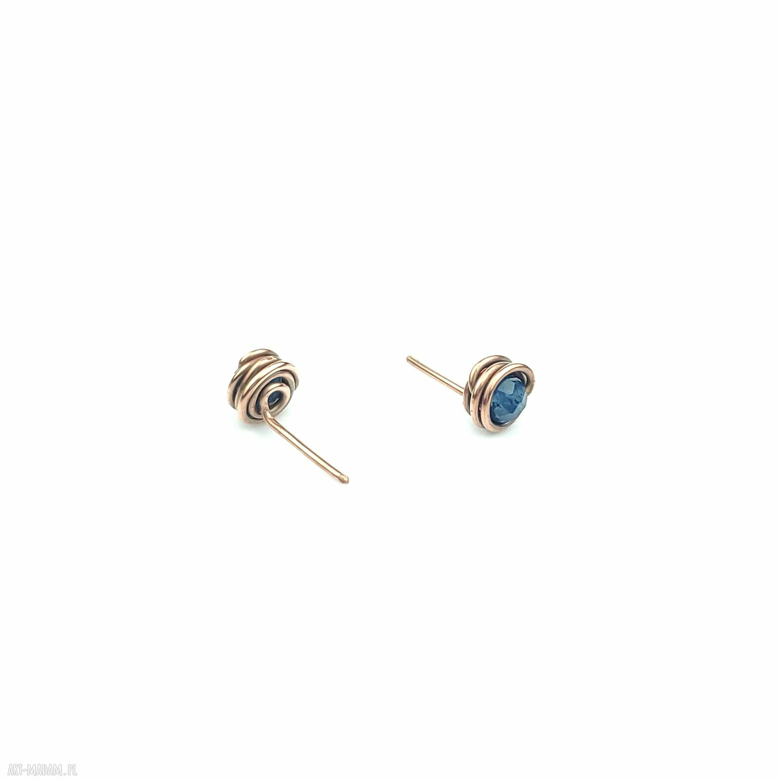 Kolczyki sztyfty z szafirem - miedziane wire wrapping