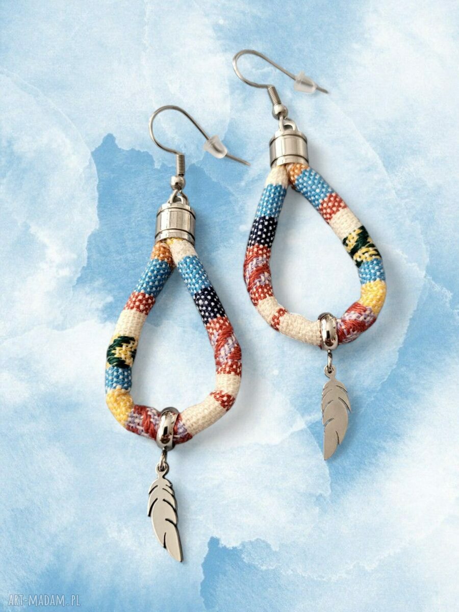 Kolczyki TITICACA z piórkiem - boho z tkaniny i stali chirurgicznej