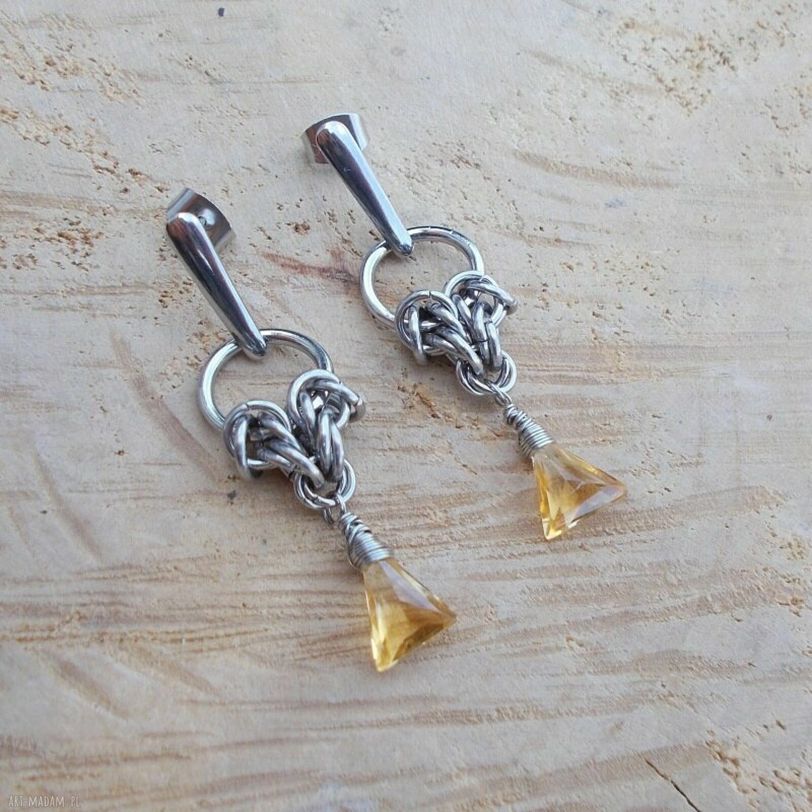 Kolczyki trójkąciki cytrynu ze stali - eleganckie sztyfty chainmaille