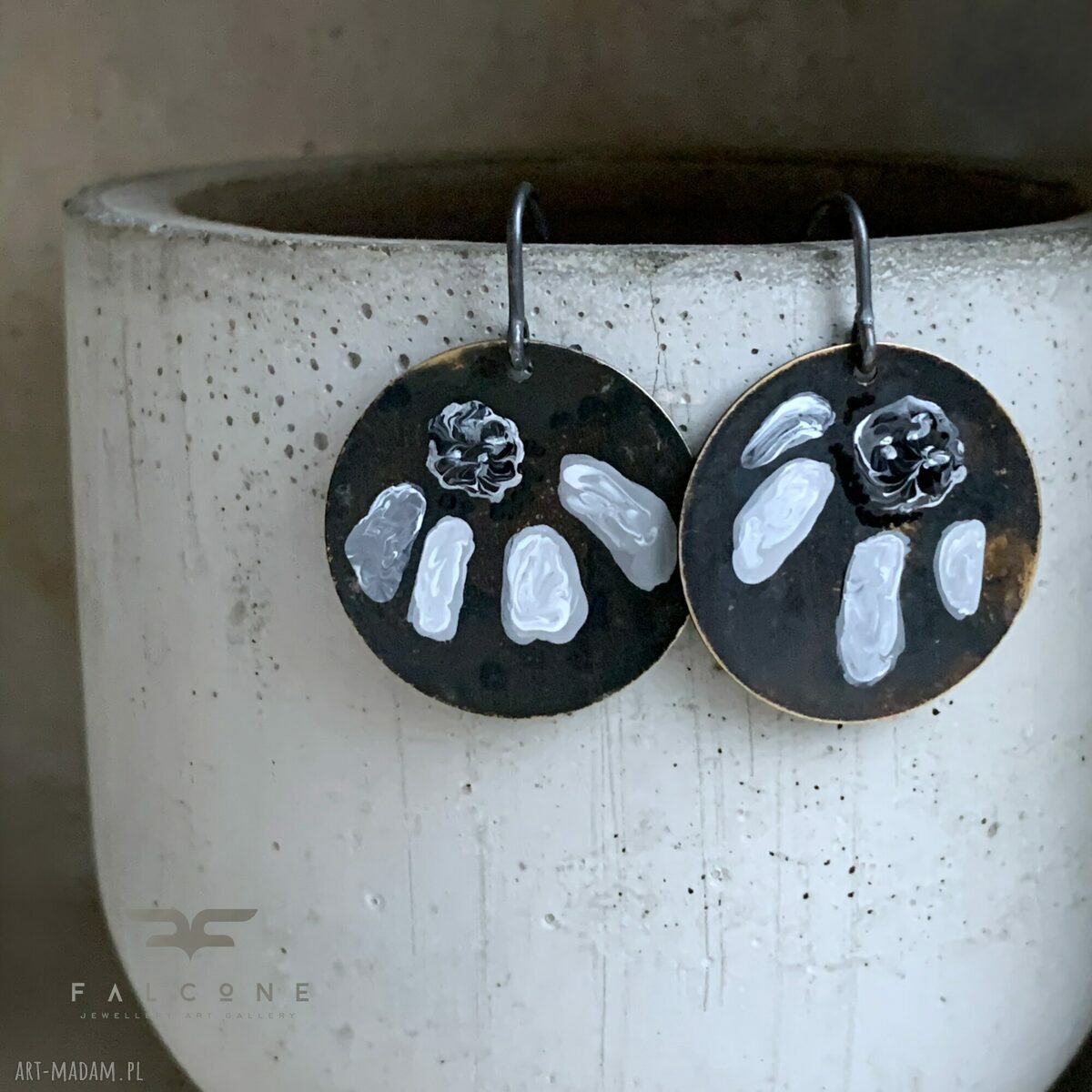 Kolczyki White & Black Flower - ręcznie emaliowane z mosiądzu i srebra 925