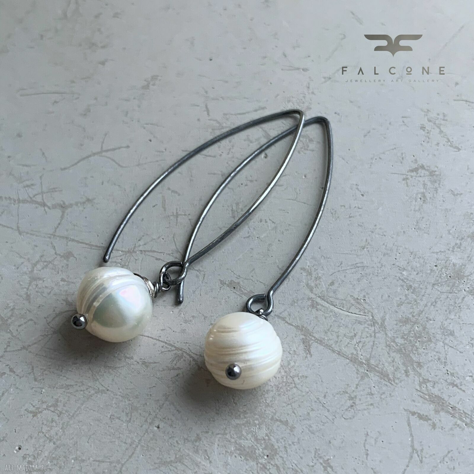 Długie kolczyki White Pearls z naturalnymi perłami na oksydowanym srebrze 925