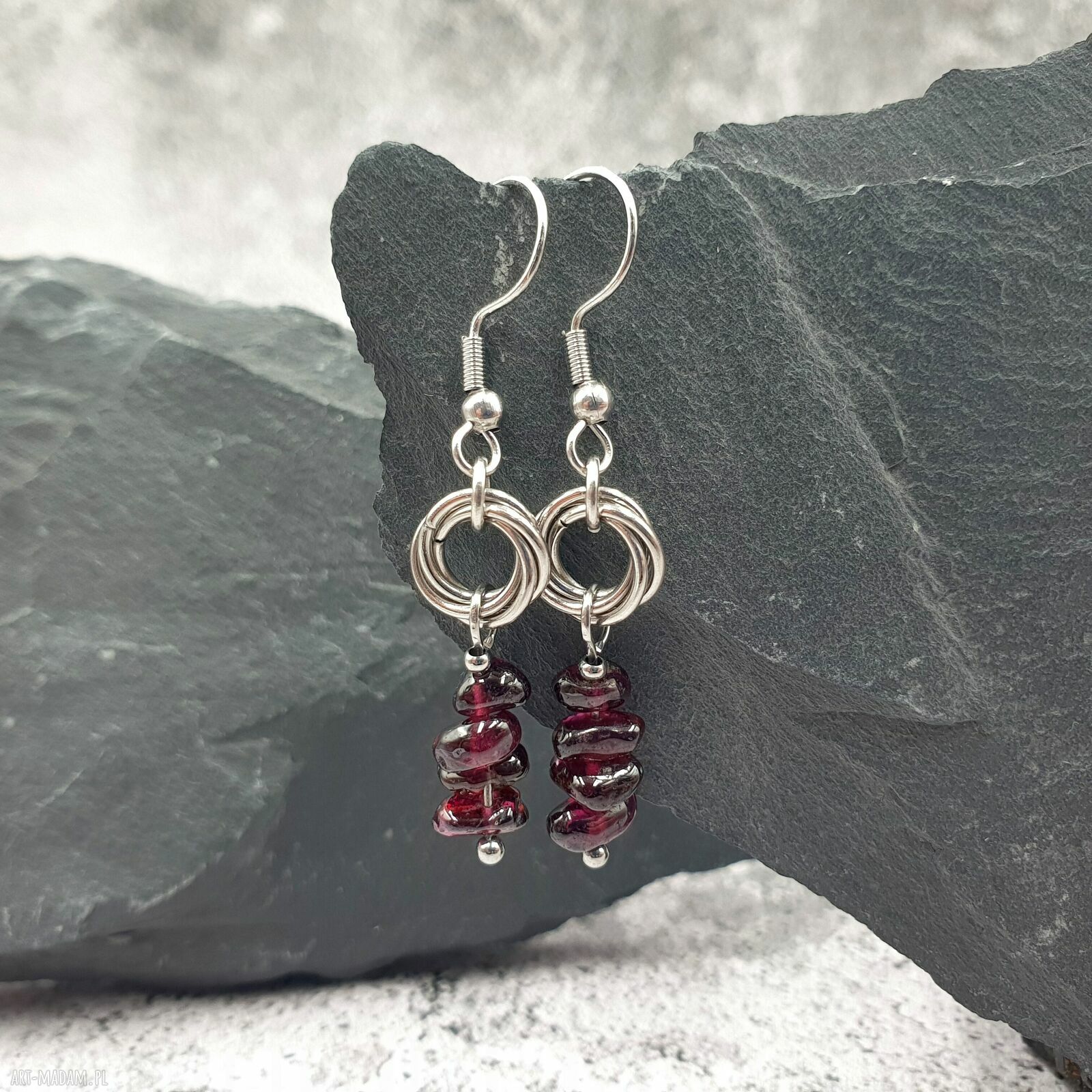 Kolczyki wiszące granat - elegancki chainmaille z kamieniem naturalnym