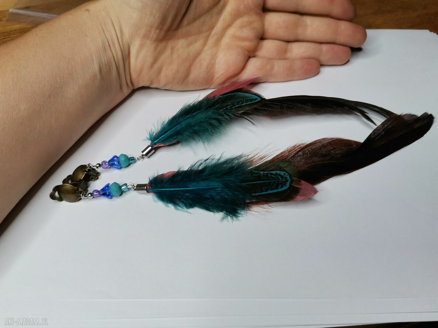 Duże wiszące kolczyki boho folk z piórami na klipsach