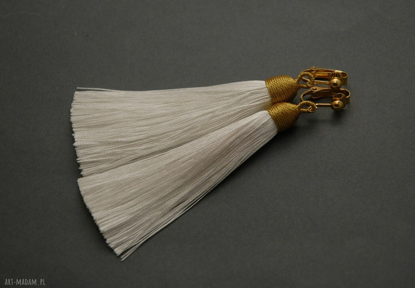 Kolczyki z chwostami - białe ok. 8 cm