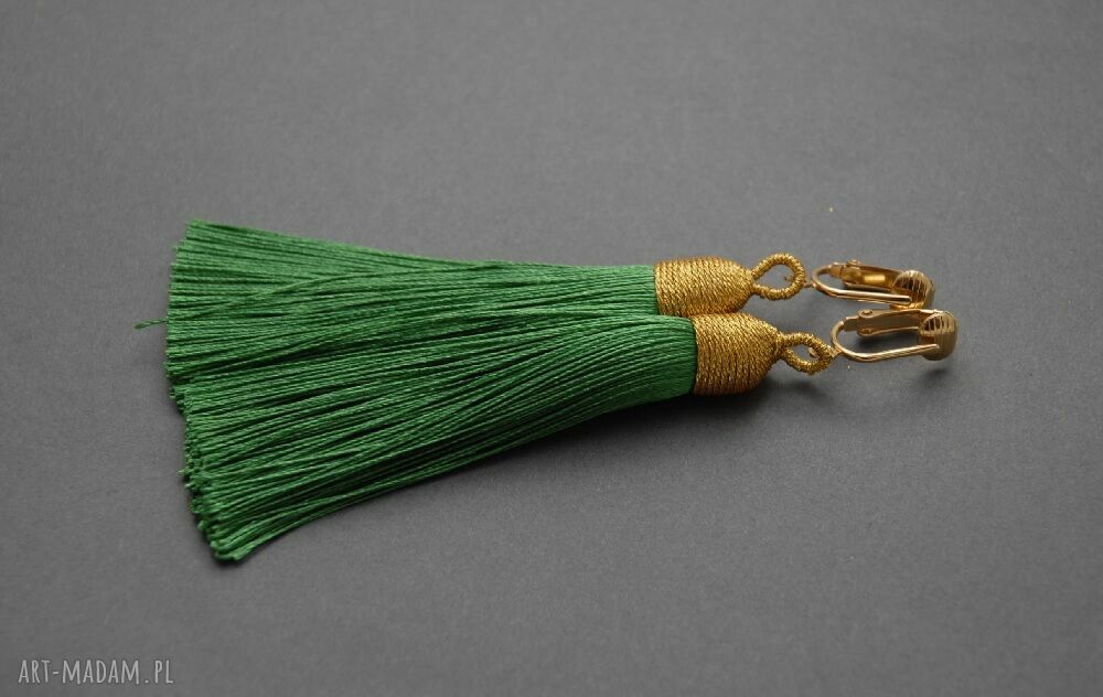 Zielone kolczyki z chwostami - eleganckie wiszące handmade