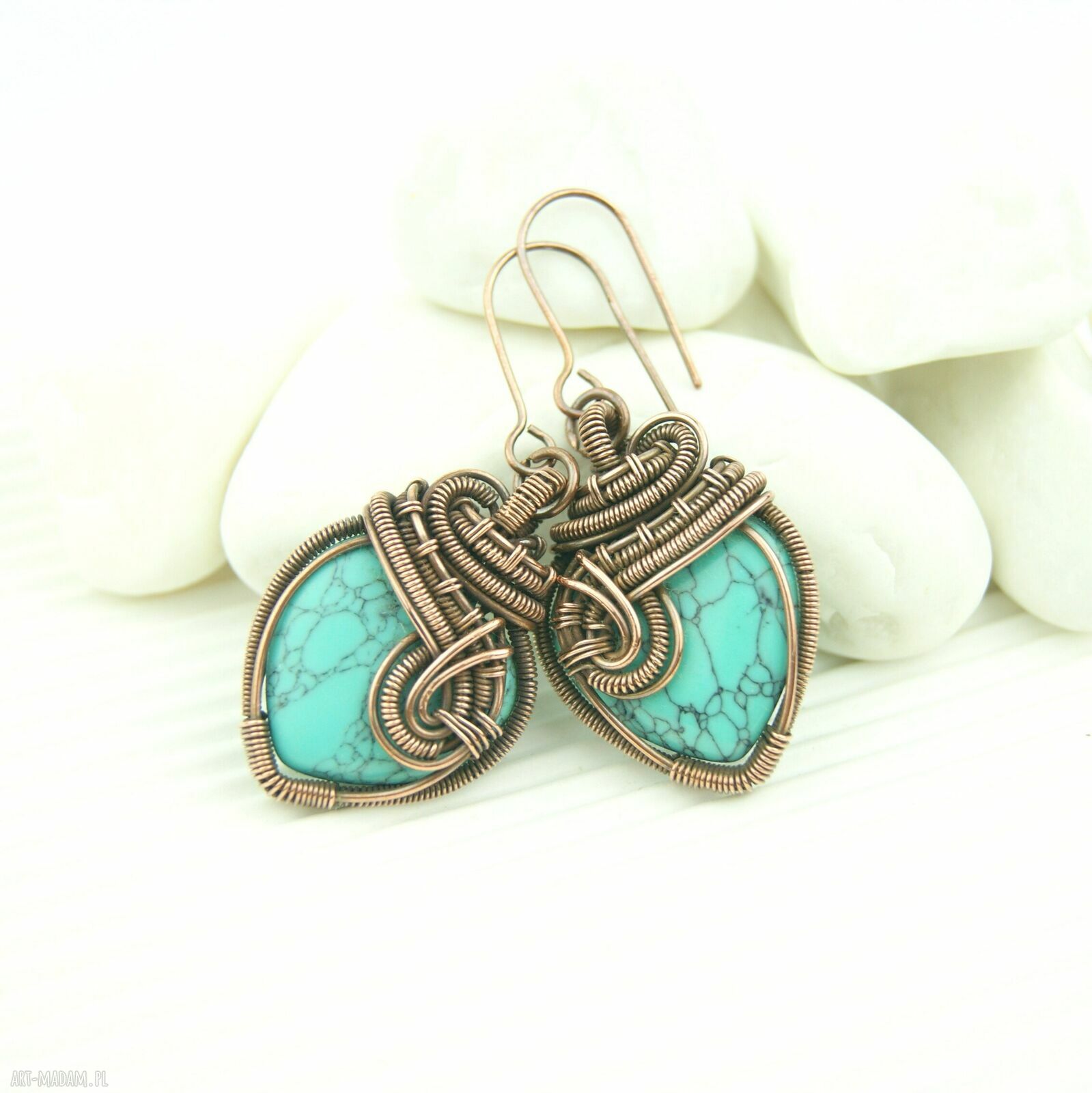 Wiszące kolczyki z howlitem - miedziane serduszka wire wrapping