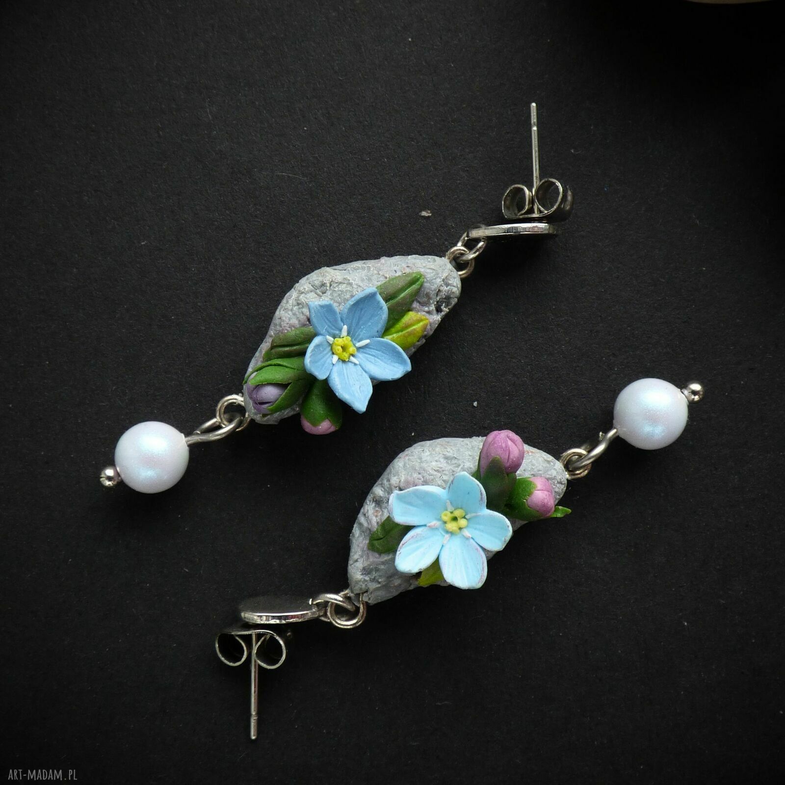 Kolczyki z niezapominajkami - mini łąka z glinki Fimo i perłą Swarovski 6 mm