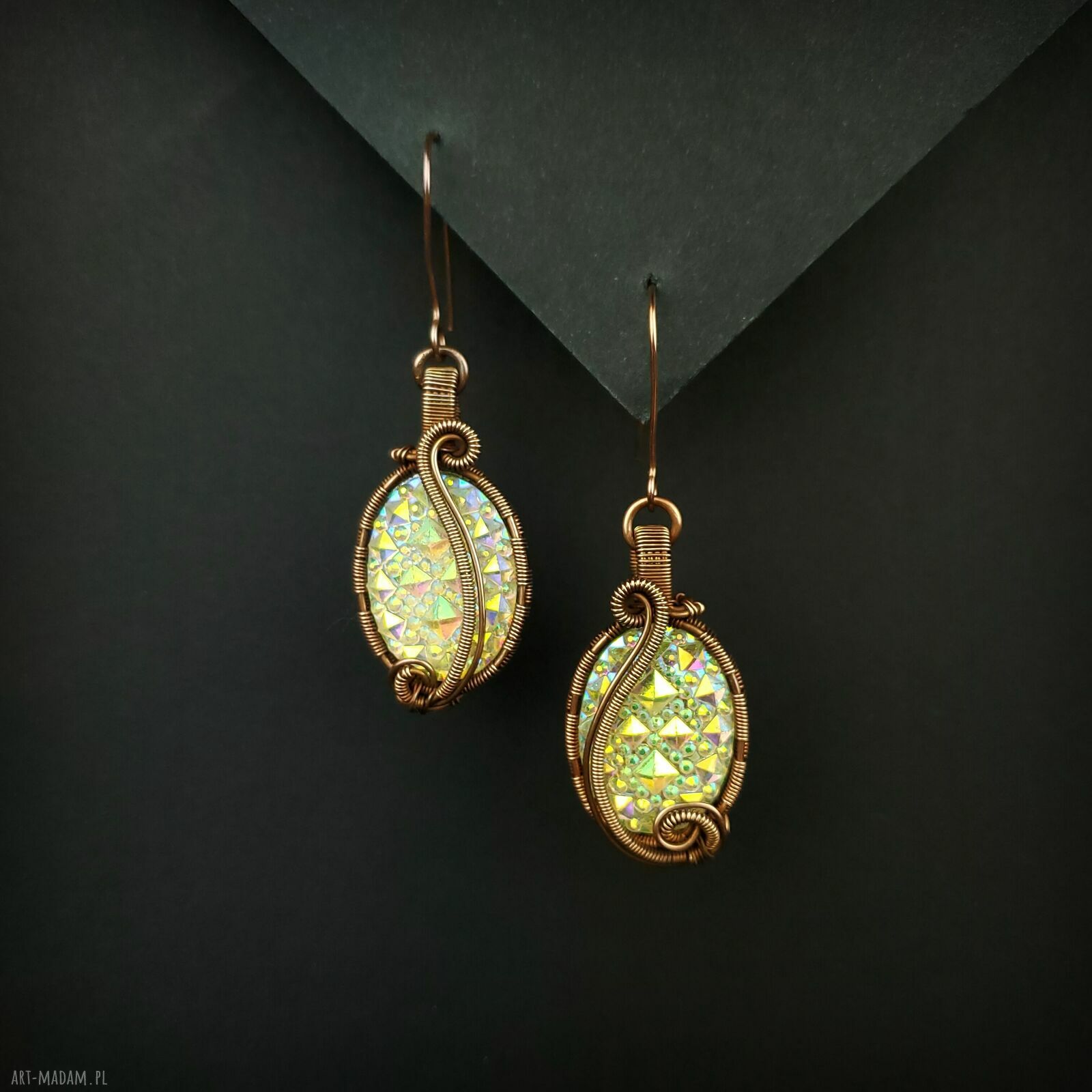 Kolczyki z żywicy - lekkie i błyszczące w technice wire wrapping