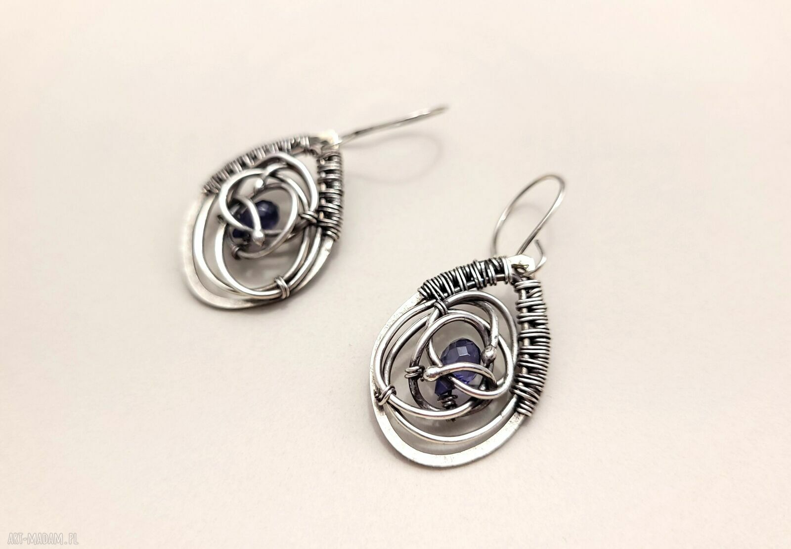 Minimalistyczne kolczyki wire wrapping ze srebra 925 z iolitami