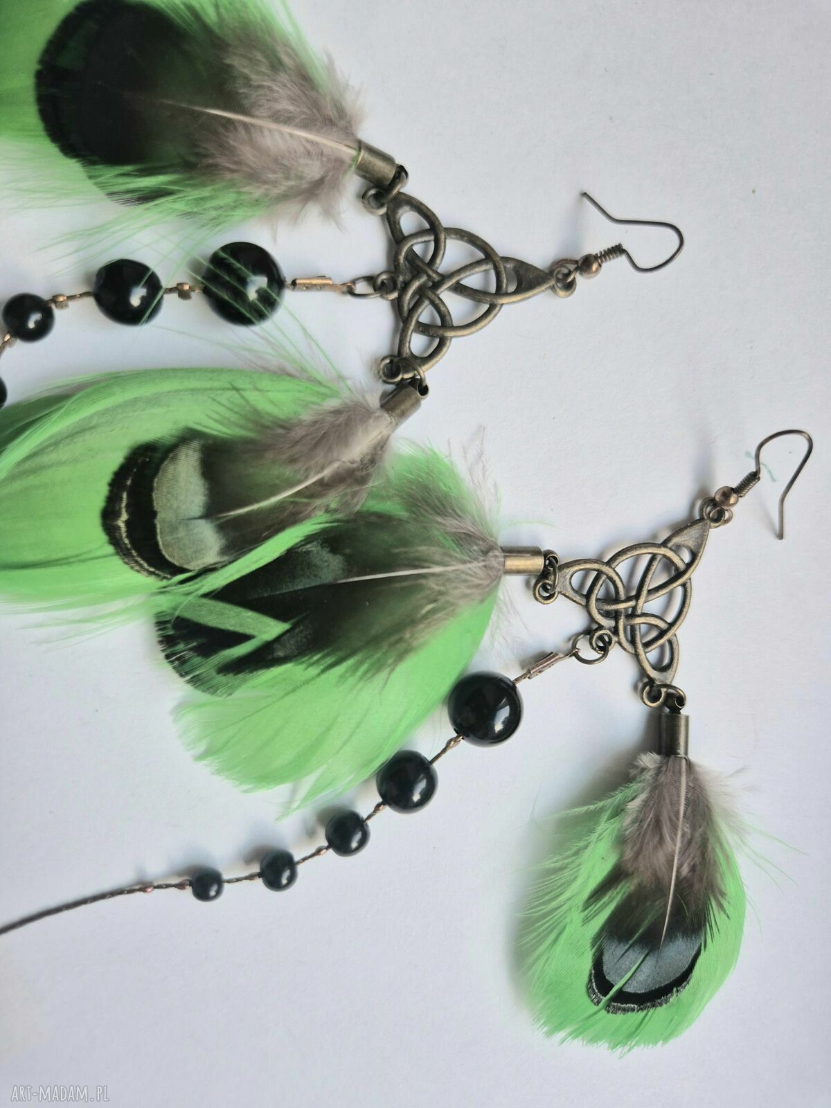 Zielone kolczyki z piórami boho - handmade, lekkie i efektowne