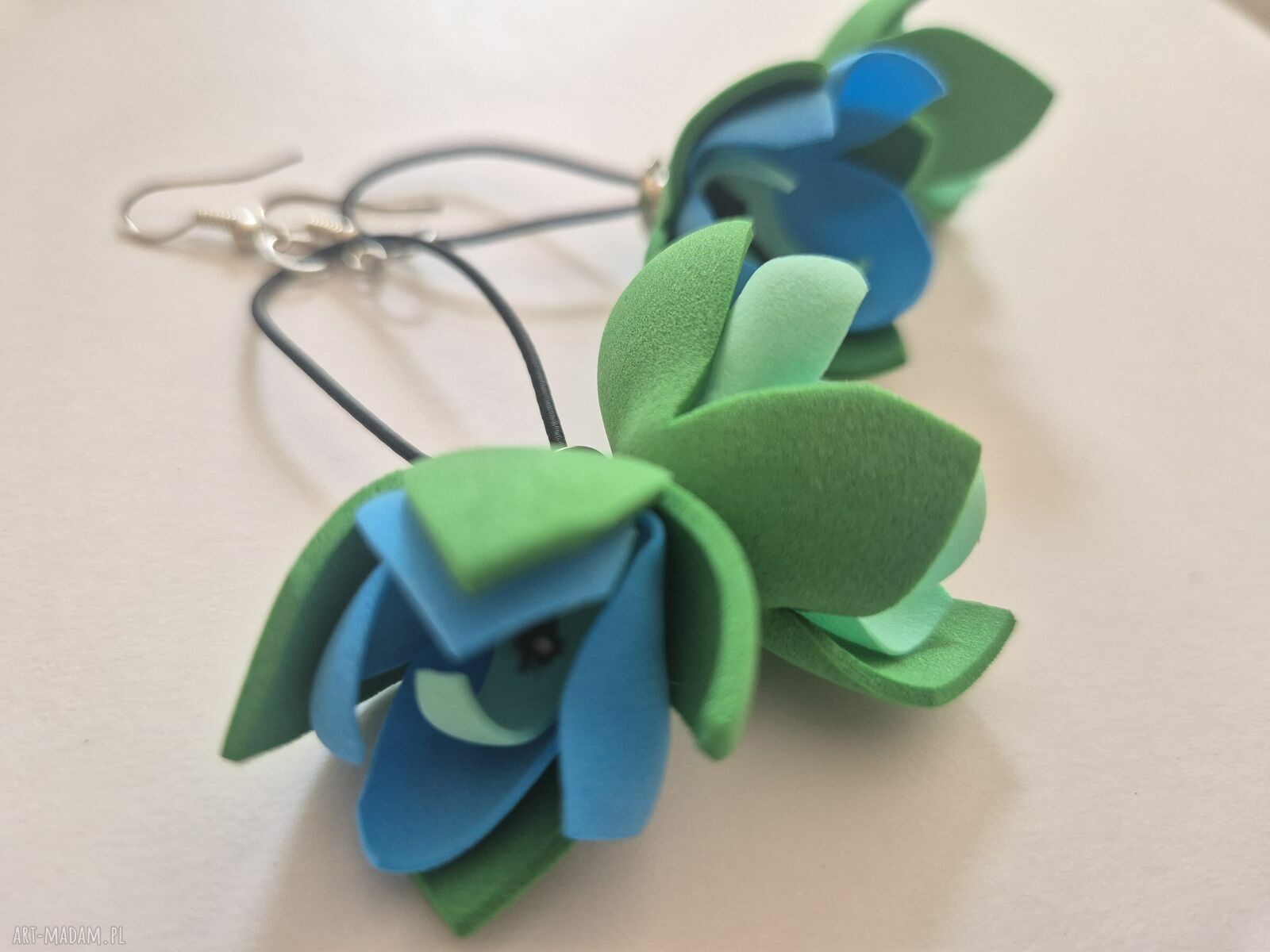 Kolczyki zielono-niebieskie kwiaty tulipany - lekkie, wyraziste i ręcznie robione