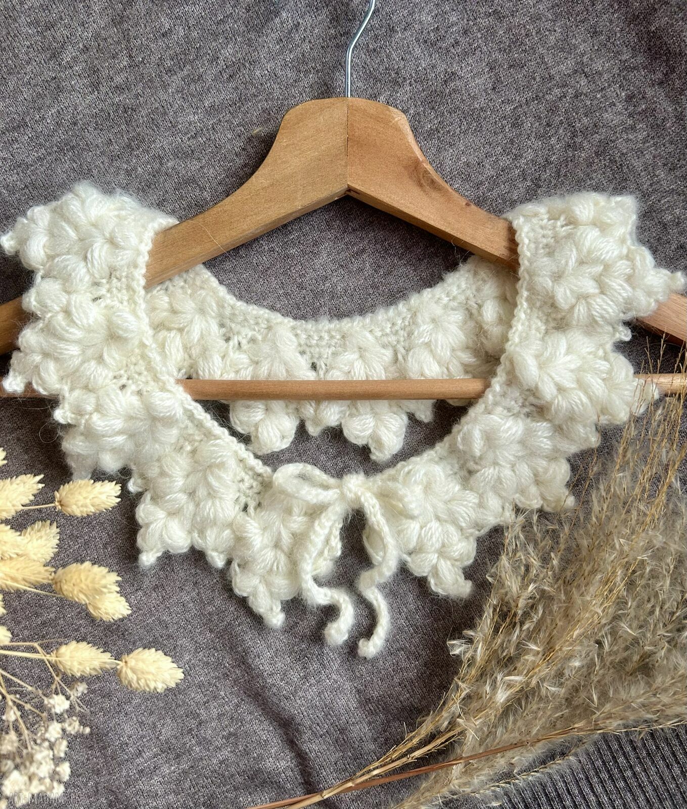 Kołnierzyk szydełkowy na szyję ecru - trójwymiarowy wzór M/L