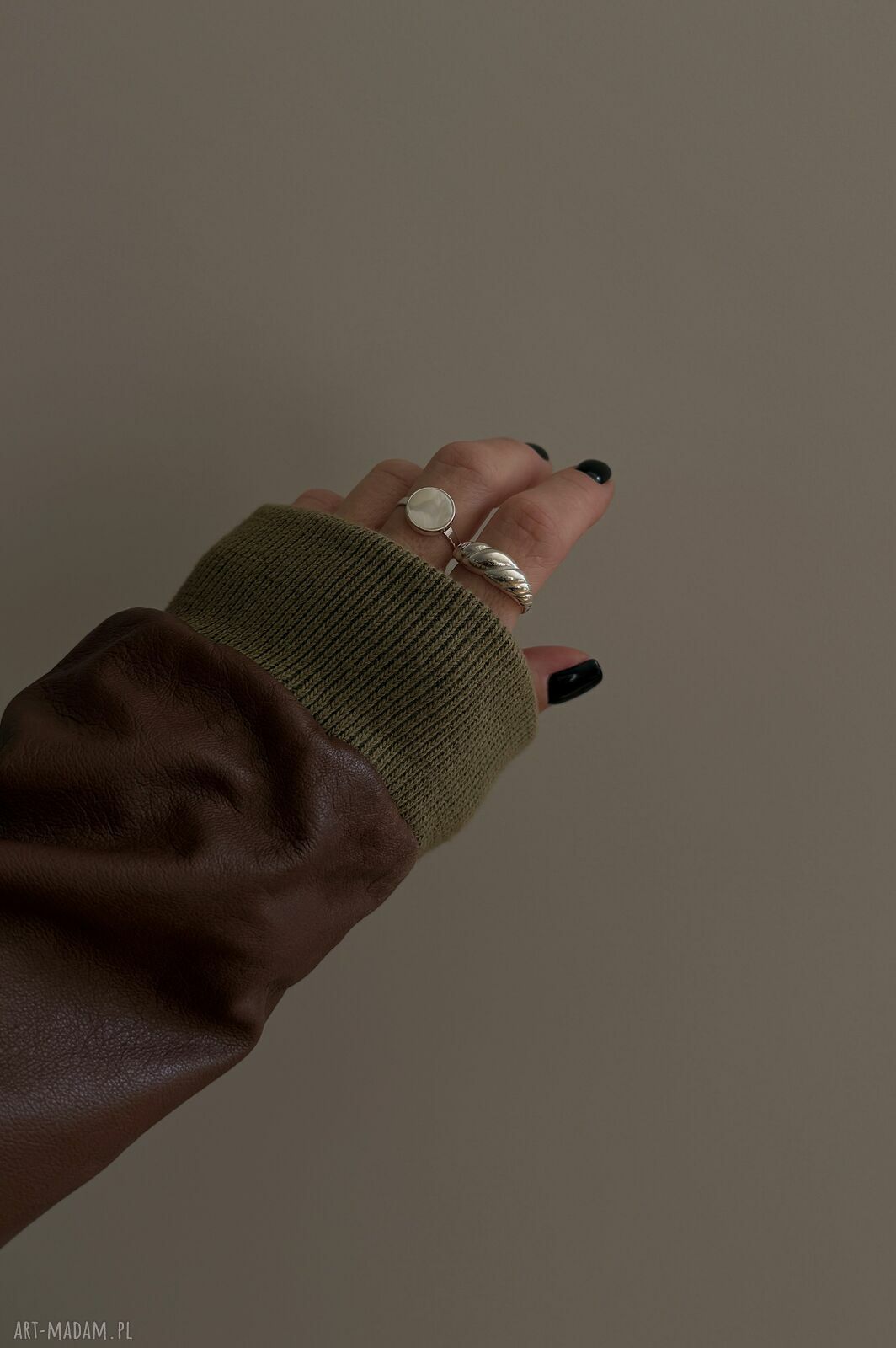 pierścionki: Srebrny pierścionek z perłowym kołem handmade