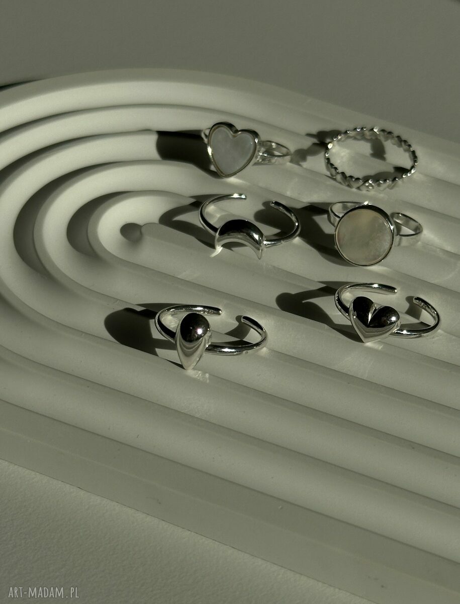 pierścionki: Srebrny pierścionek z perłowym kołem handmade