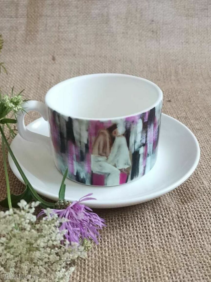 Różowa filiżanka do herbaty "Kolor kobiety" - unikatowy obraz na porcelanie