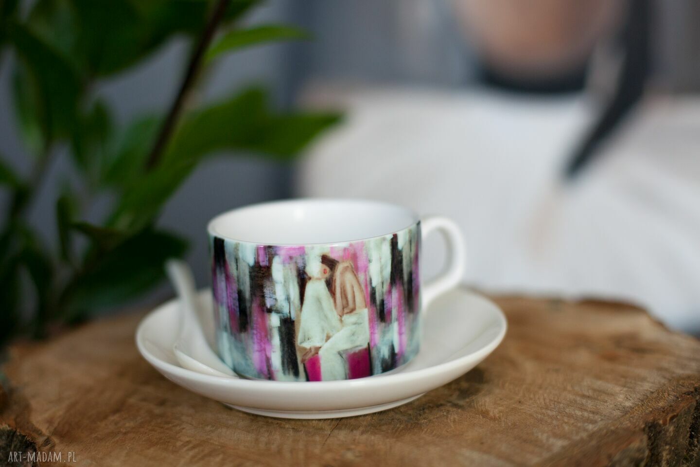 Różowa filiżanka do herbaty "Kolor kobiety" - unikatowy obraz na porcelanie