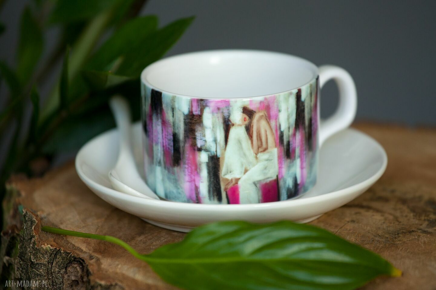 Różowa filiżanka do herbaty "Kolor kobiety" - unikatowy obraz na porcelanie