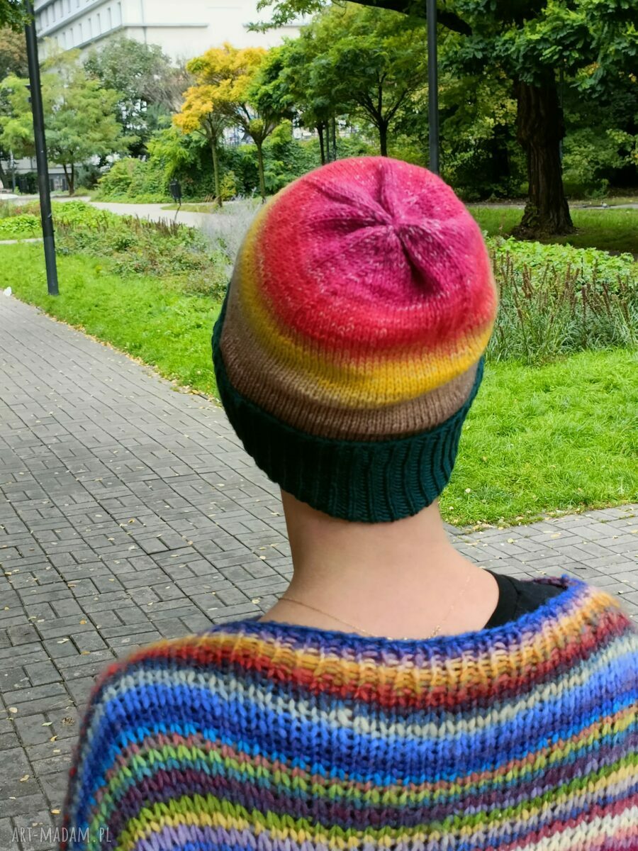Kolorowa czapka z merino na drutach na jesień i zimę