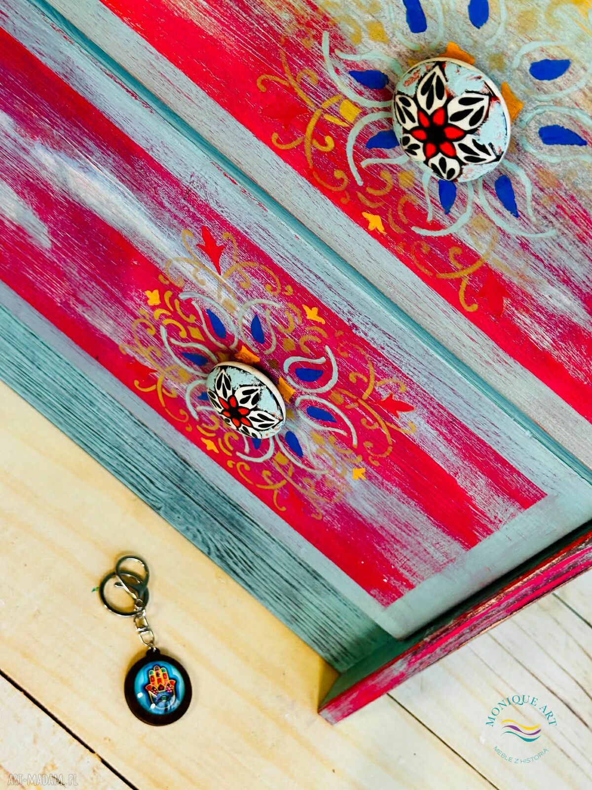 Turkusowa komoda orientalna z trzema szufladami i ceramicznymi gałkami