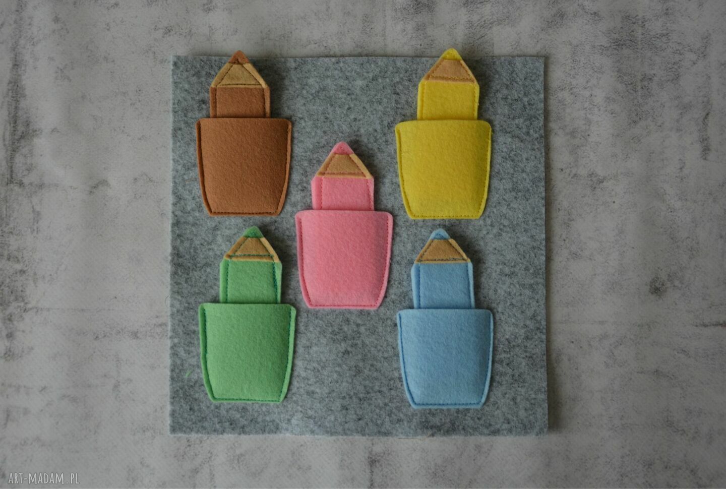 Kolorowa książeczka sensoryczna 20x20 cm dla dwulatka - nauka przez dotyk