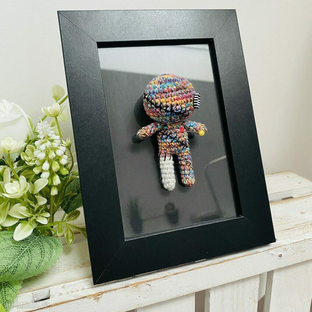 Kolorowa laleczka voodoo w ramce - prezent z czarnym humorem