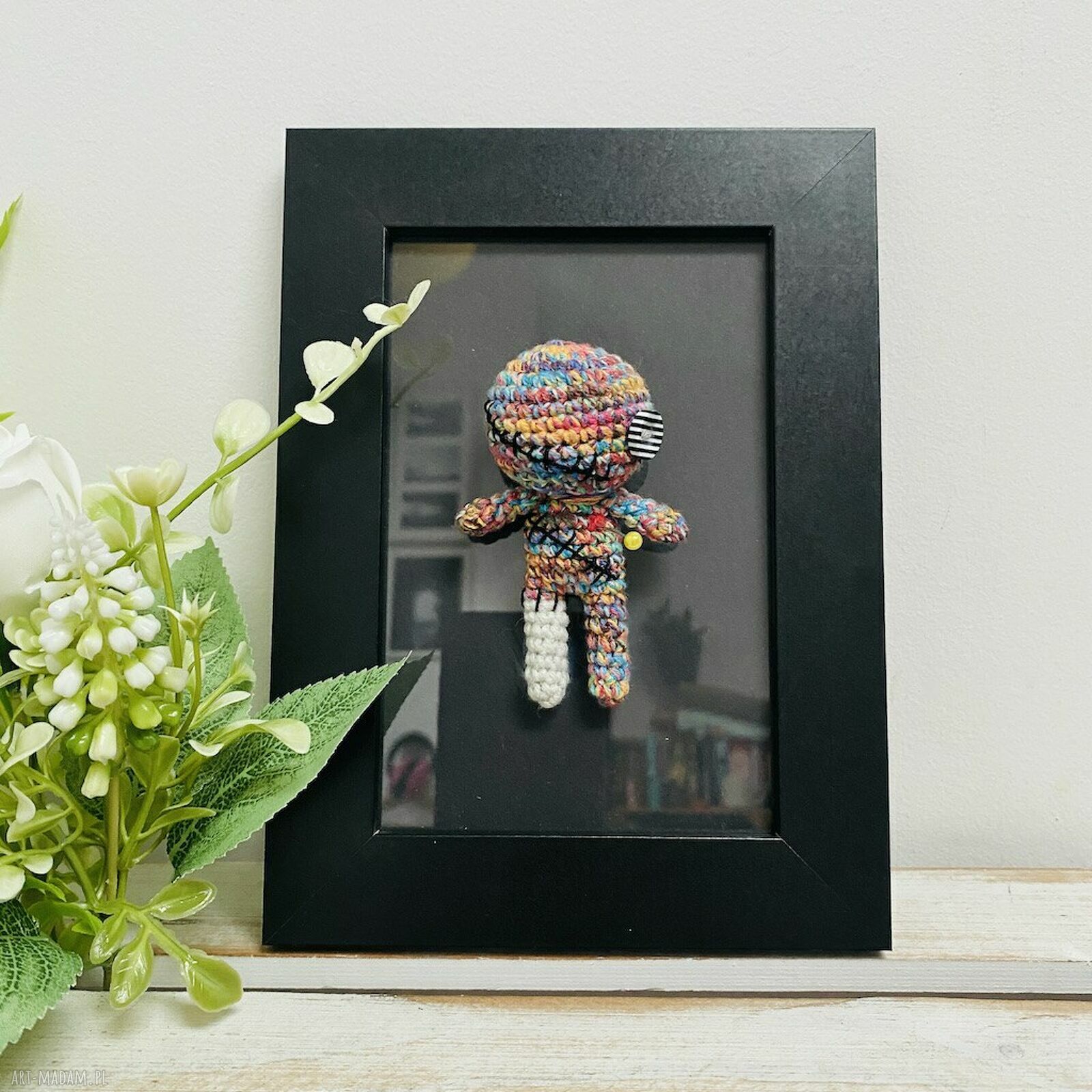 Kolorowa laleczka voodoo w ramce - prezent z czarnym humorem