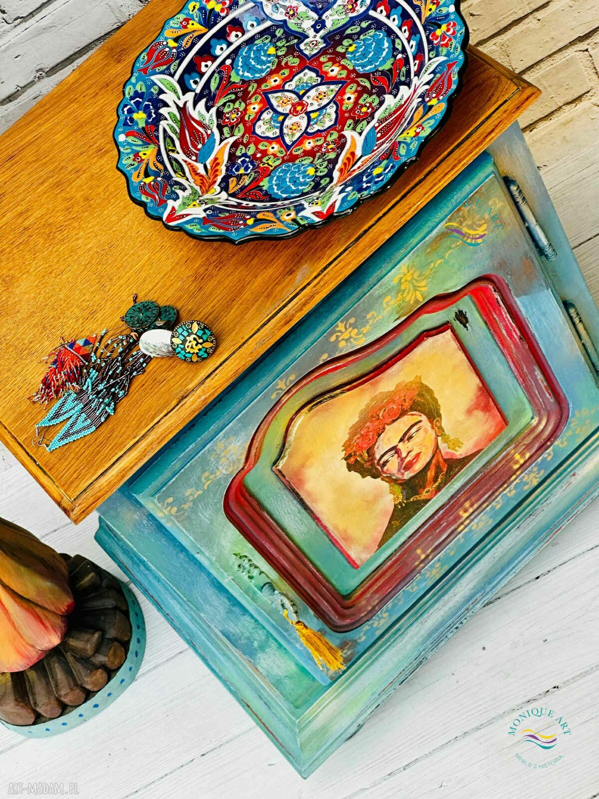 Kolorowa szafka nocna z Fridą Kahlo - ręcznie malowana shabby chic
