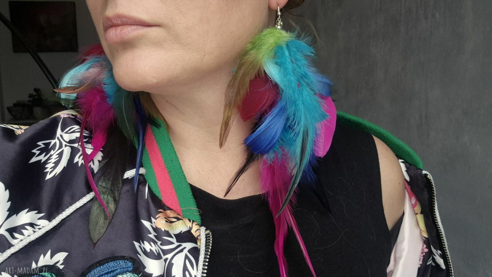 Kolczyki kolorowe pióra - lekkie rękodzieło boho