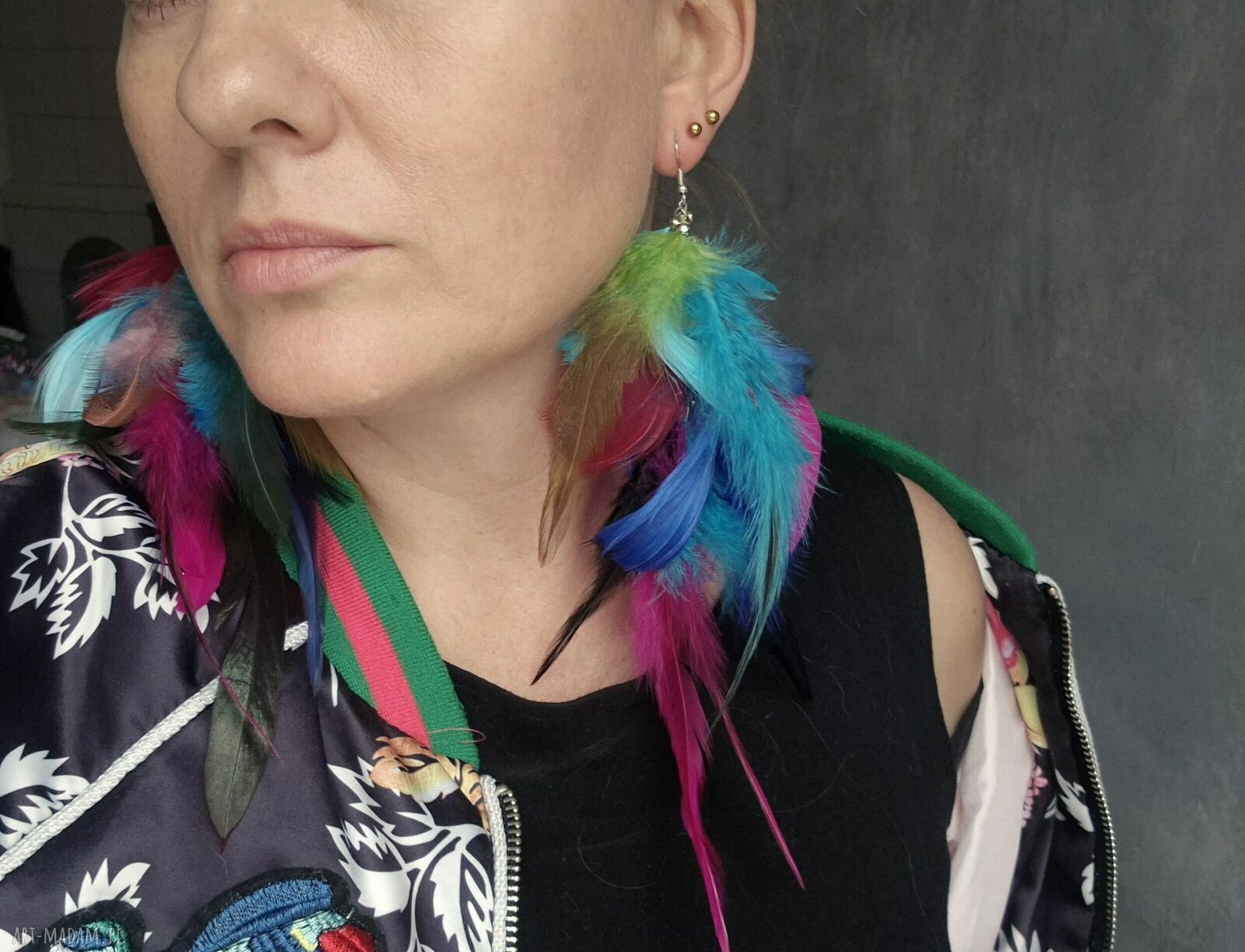 Kolczyki kolorowe pióra - lekkie rękodzieło boho