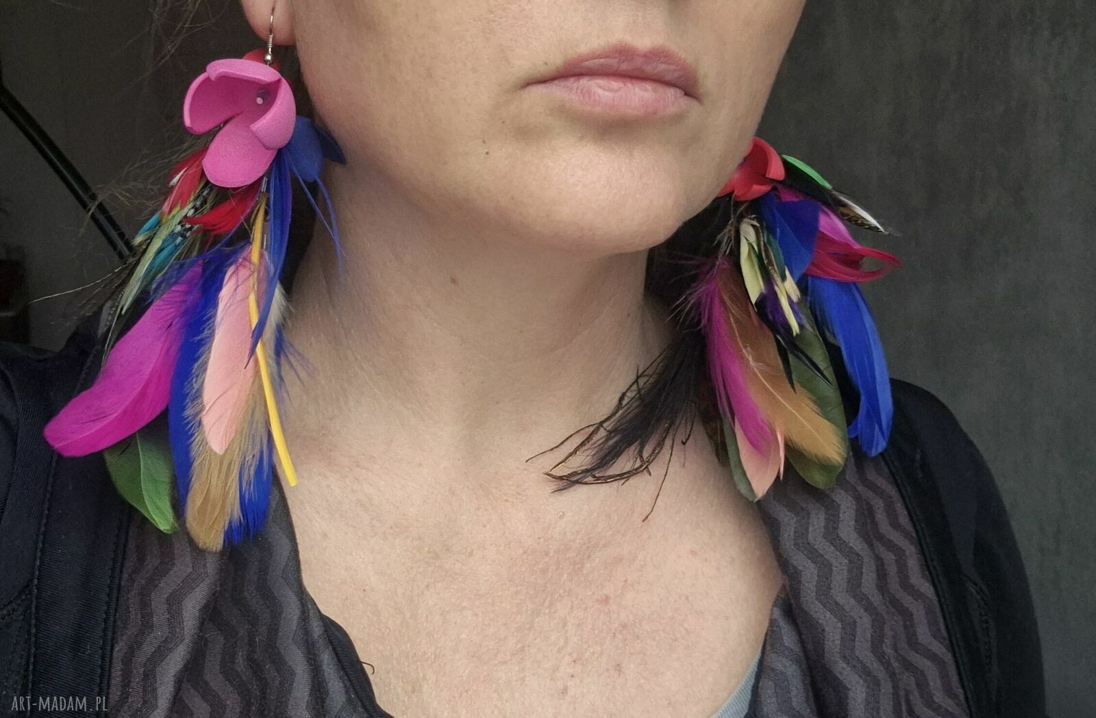 Kolczyki z kolorowymi piórami - energetyczne boho i lekkie w noszeniu