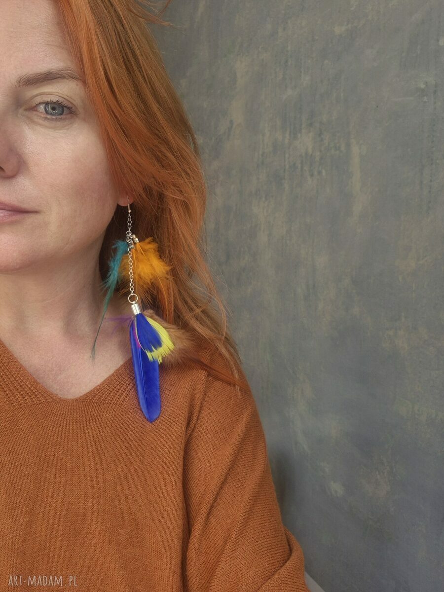 Kolczyki boho z kolorowymi piórami w odcieniach pomarańczu i turkusu