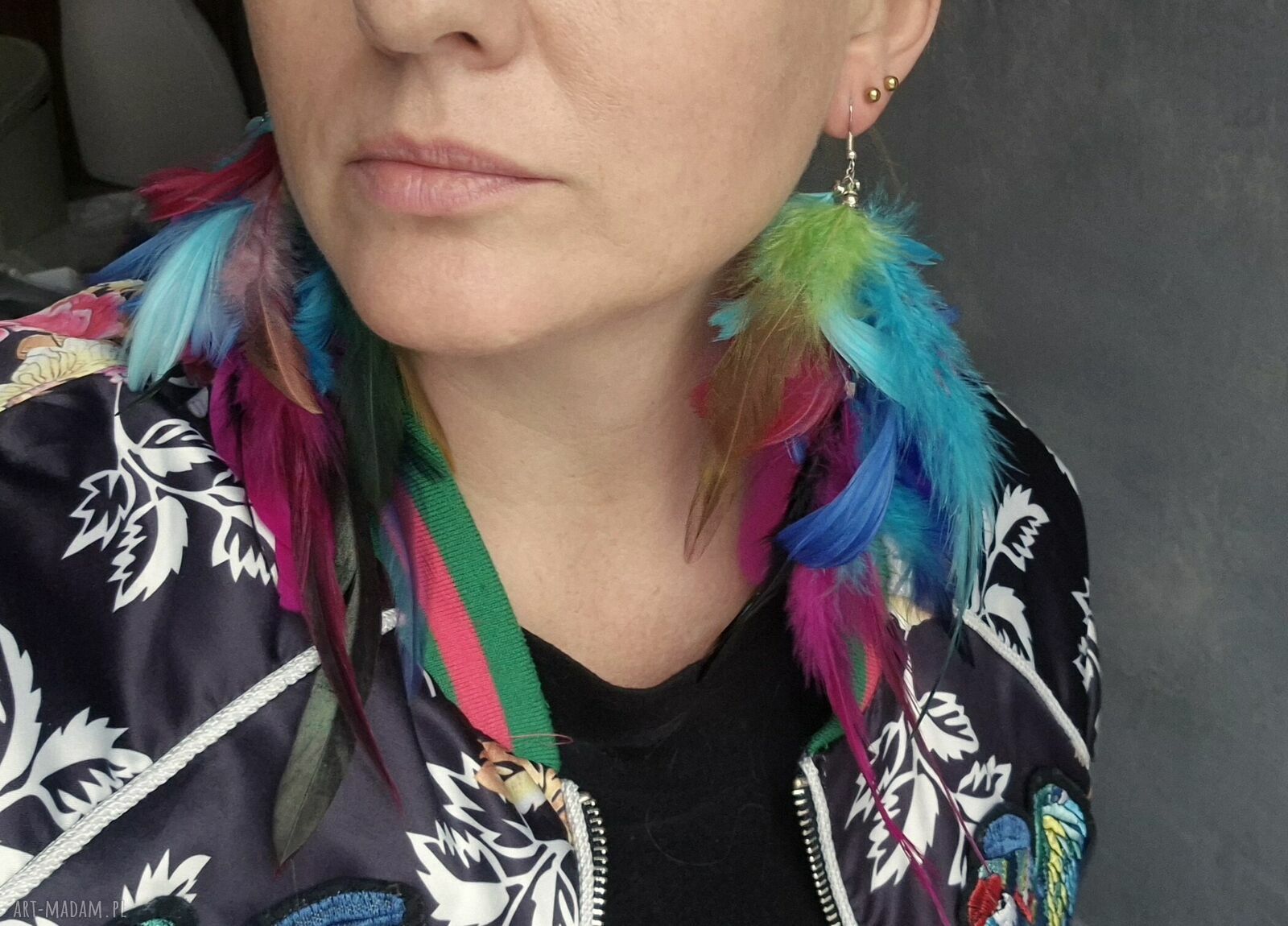 Kolczyki kolorowe pióra - lekkie rękodzieło boho