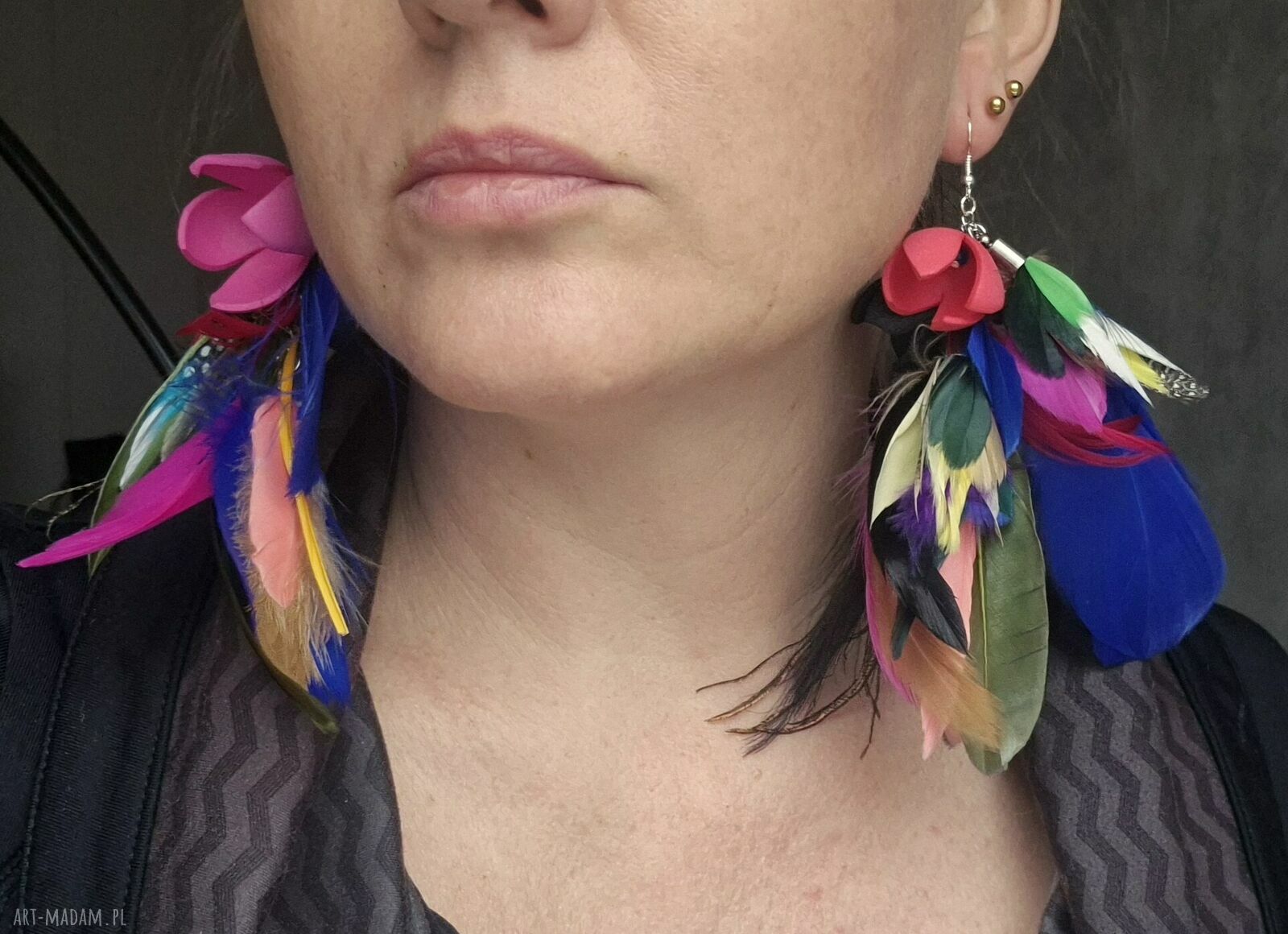 Kolczyki z kolorowymi piórami - energetyczne boho i lekkie w noszeniu