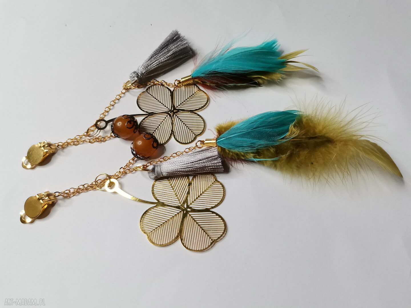 Klipsy z kolorowymi piórami - lekkie boho etno Frida