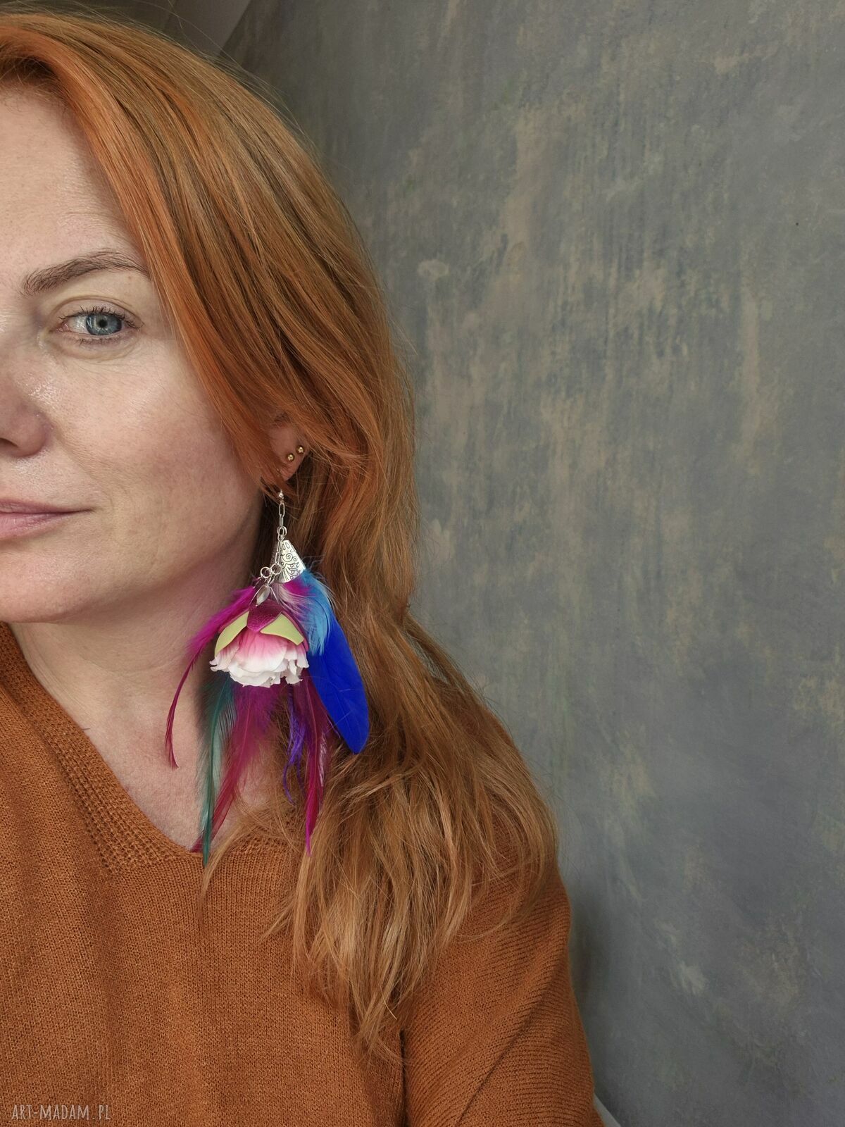 Kolczyki kolorowe pióra boho - spektakularna biżuteria na co dzień