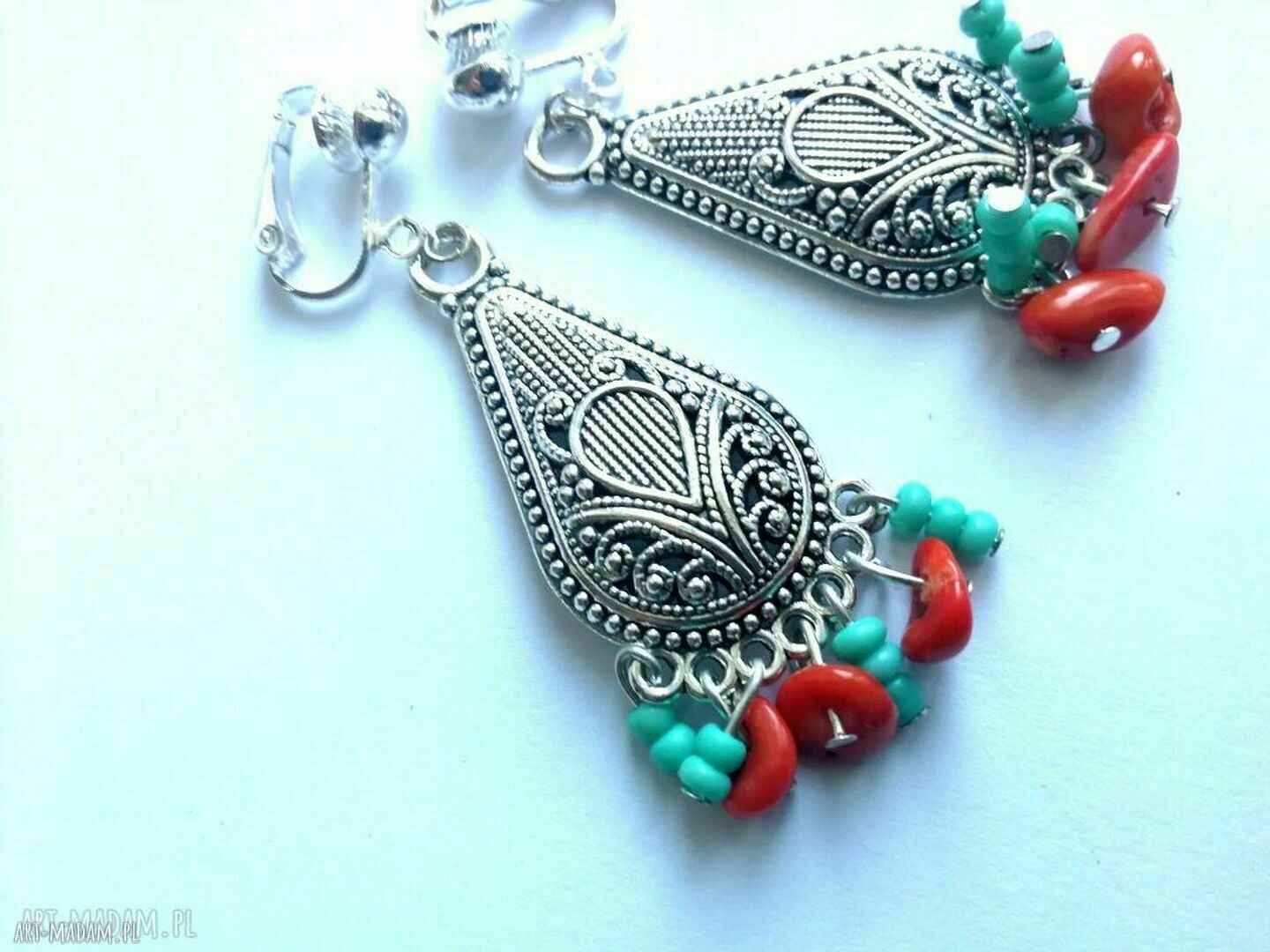 Kolorowe klipsy boho z czaszkami i kamykami (7 cm) - lekkie i wygodne