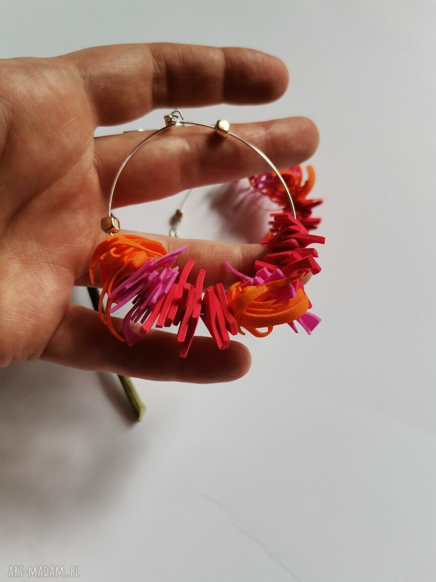 Kolorowe, lekkie kolczyki koła w stylu folk - boho, które podkreślają Twój styl