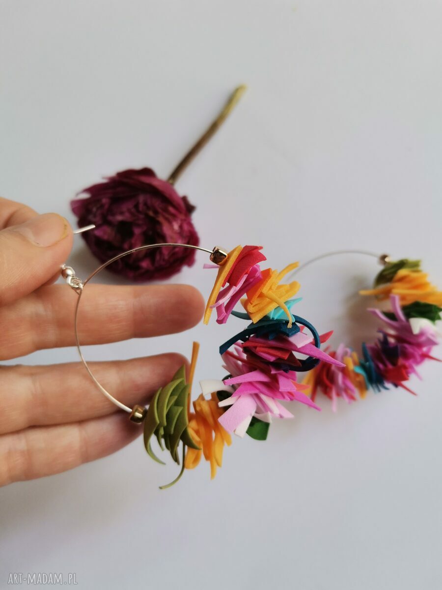 Kolorowe lekkie kolczyki koła z frędzlami w stylu boho-etno - Ruda Klara