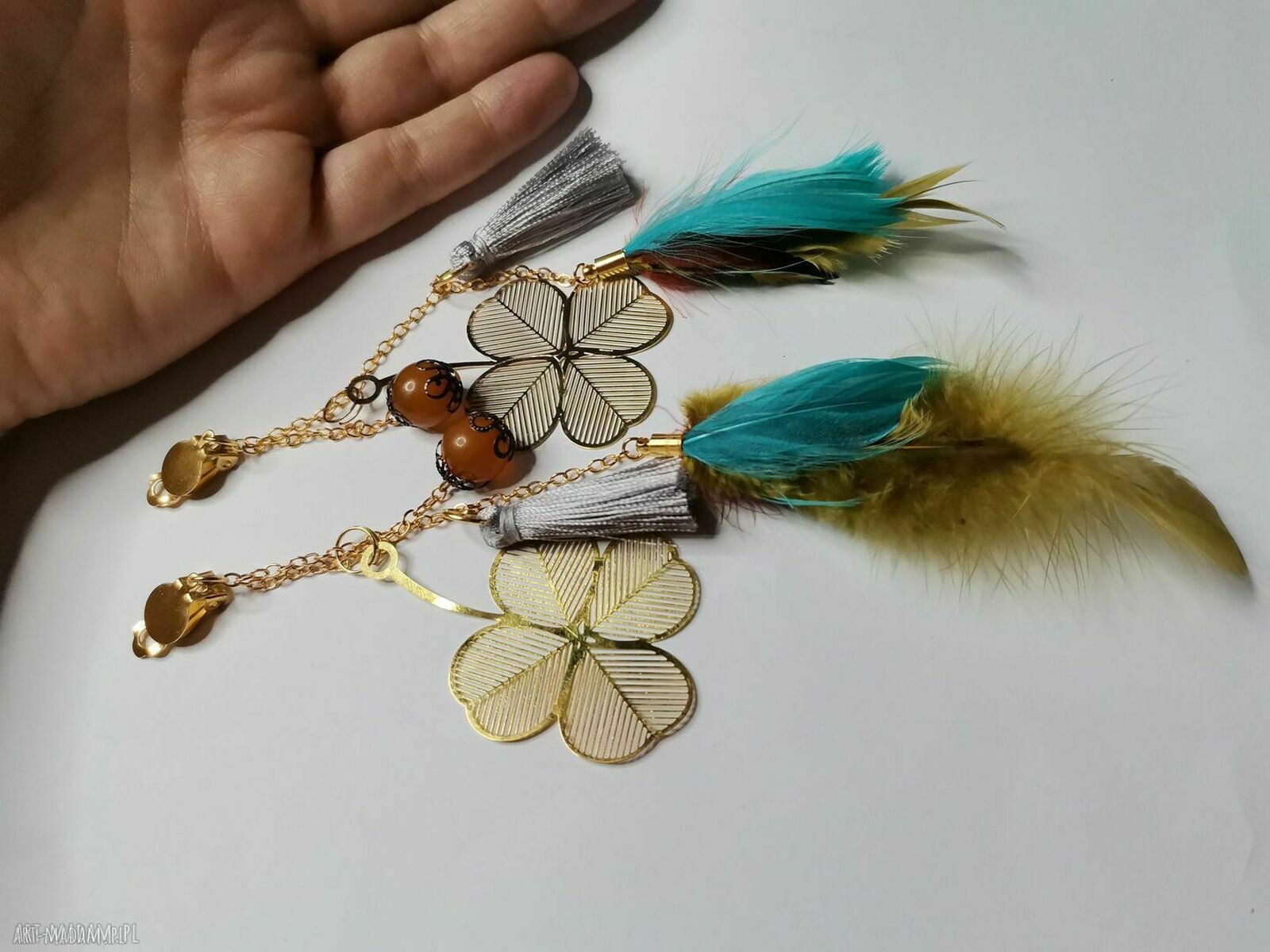 Klipsy kolorowe pióra - lekkie i pełne boho uroku