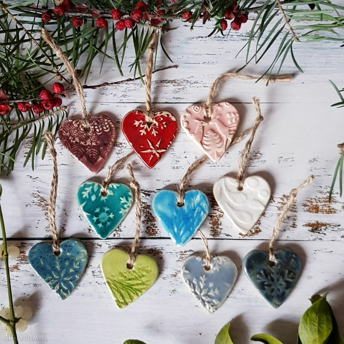 Zestaw kolorowych serduszek 10 szt - ceramiczne ozdoby choinkowe