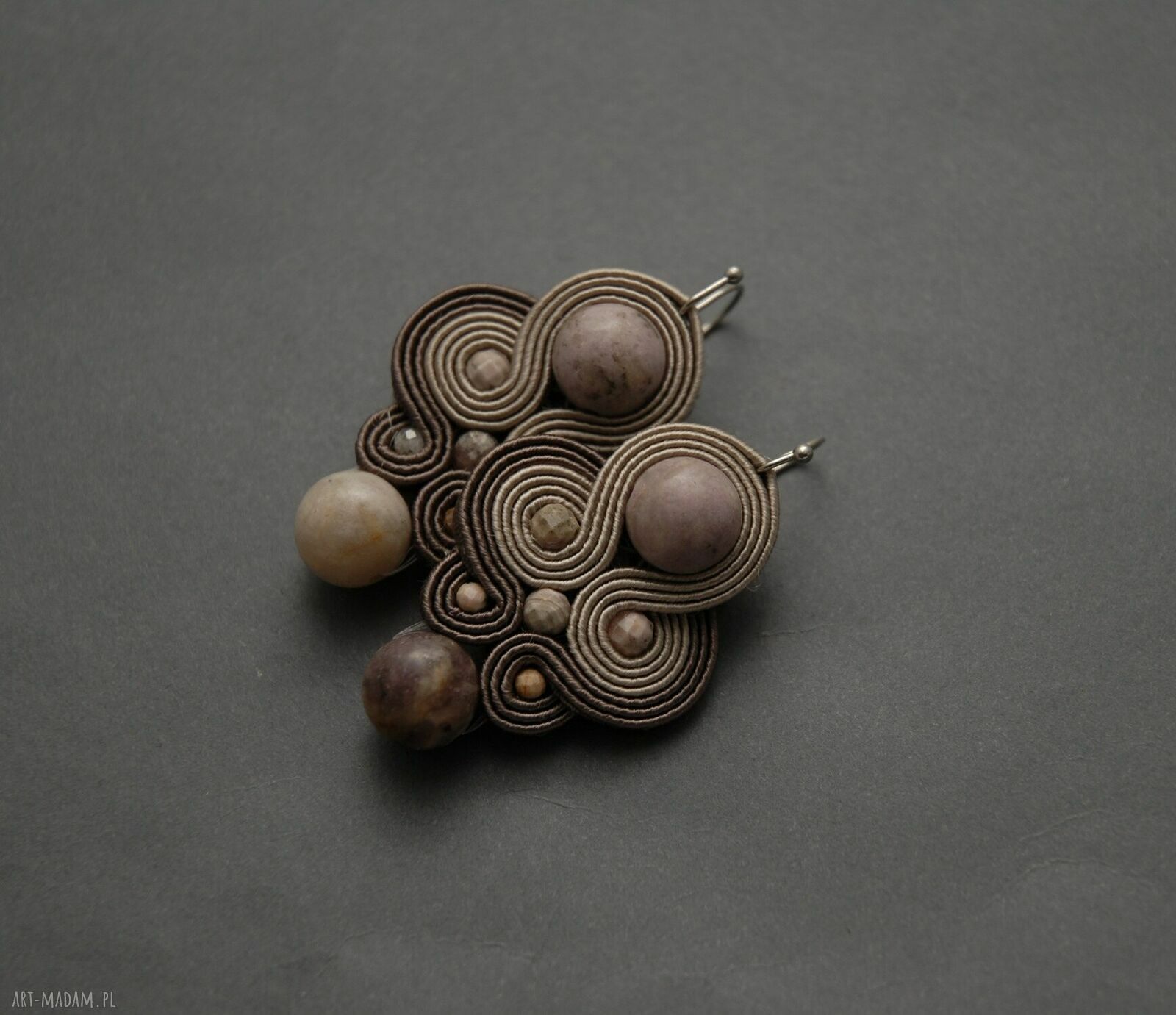 Kolorowe kolczyki sutasz - lepidolit i rodonit (haft ok. 4,5 cm)