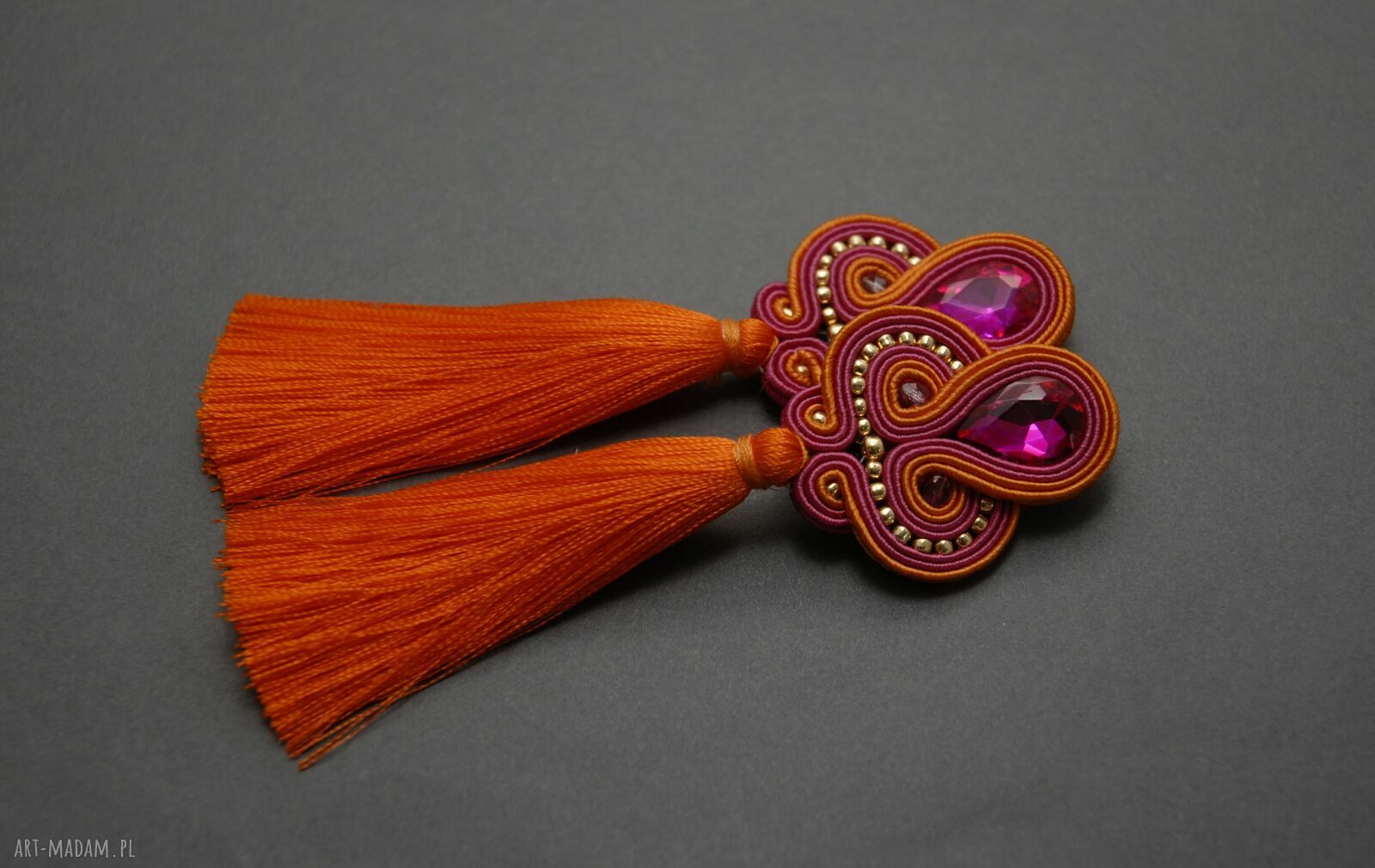 Klipsy sutasz z chwostami w kolorze fuksji - boho elegancja