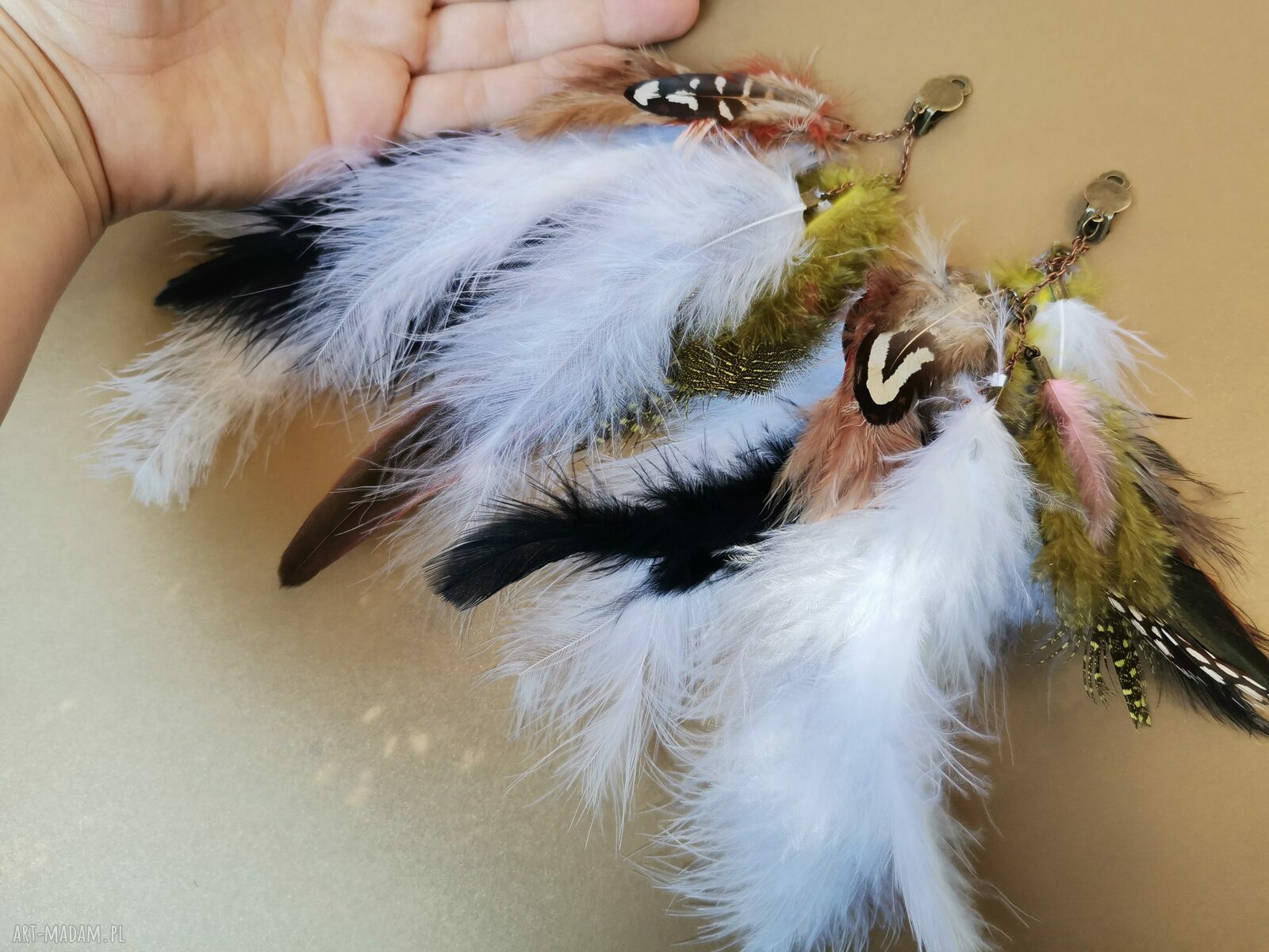 Klipsy kolorowe pióra - boho frędzle, lekkie wykończenie