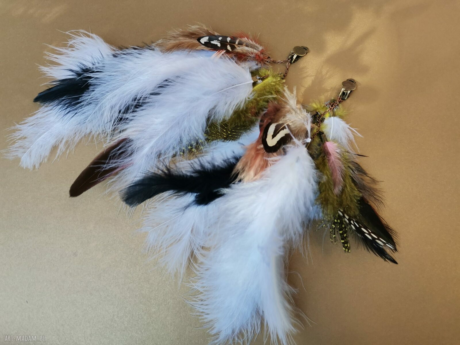 Klipsy kolorowe pióra - boho frędzle, lekkie wykończenie
