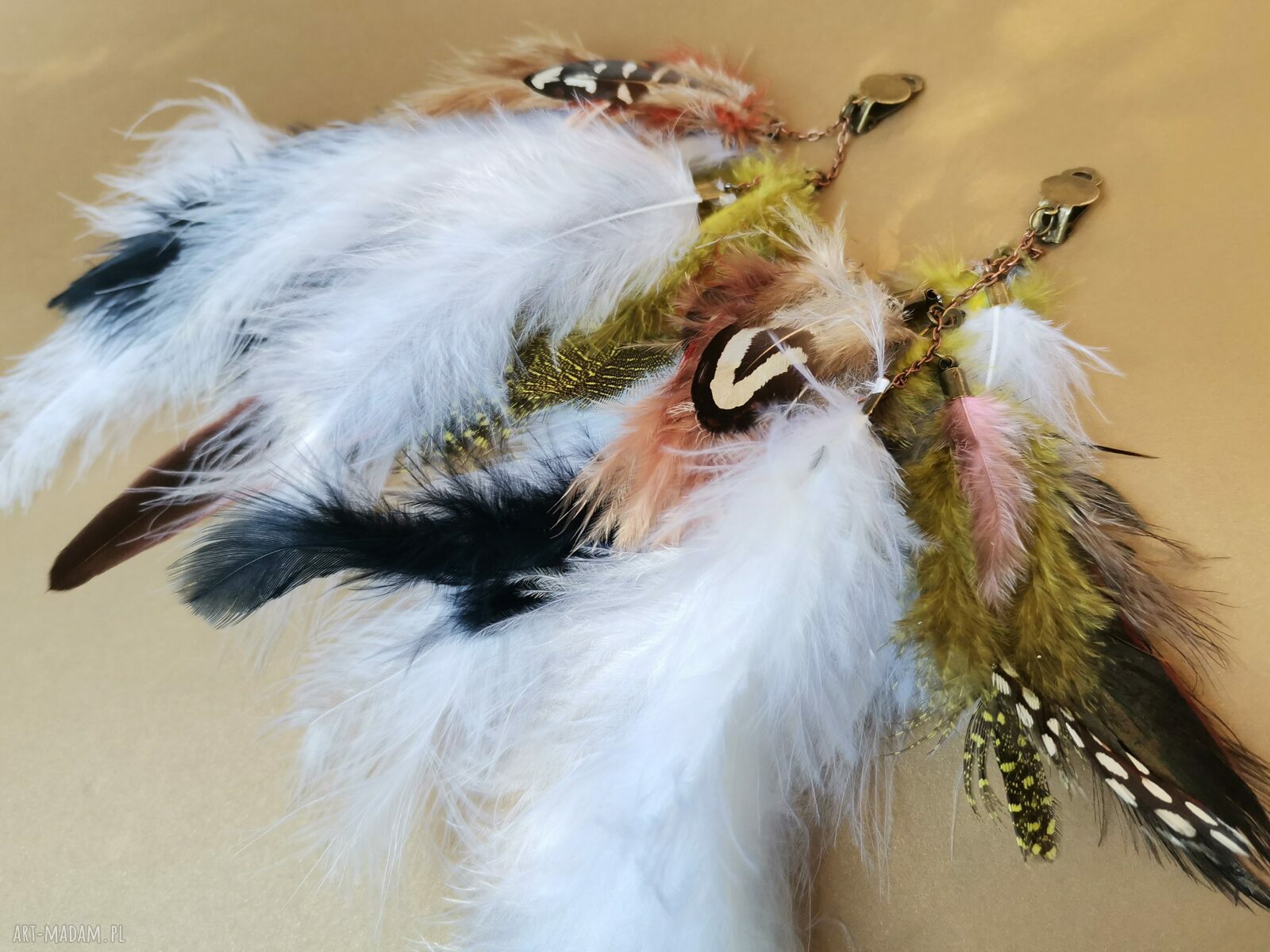 Klipsy kolorowe pióra - boho frędzle, lekkie wykończenie