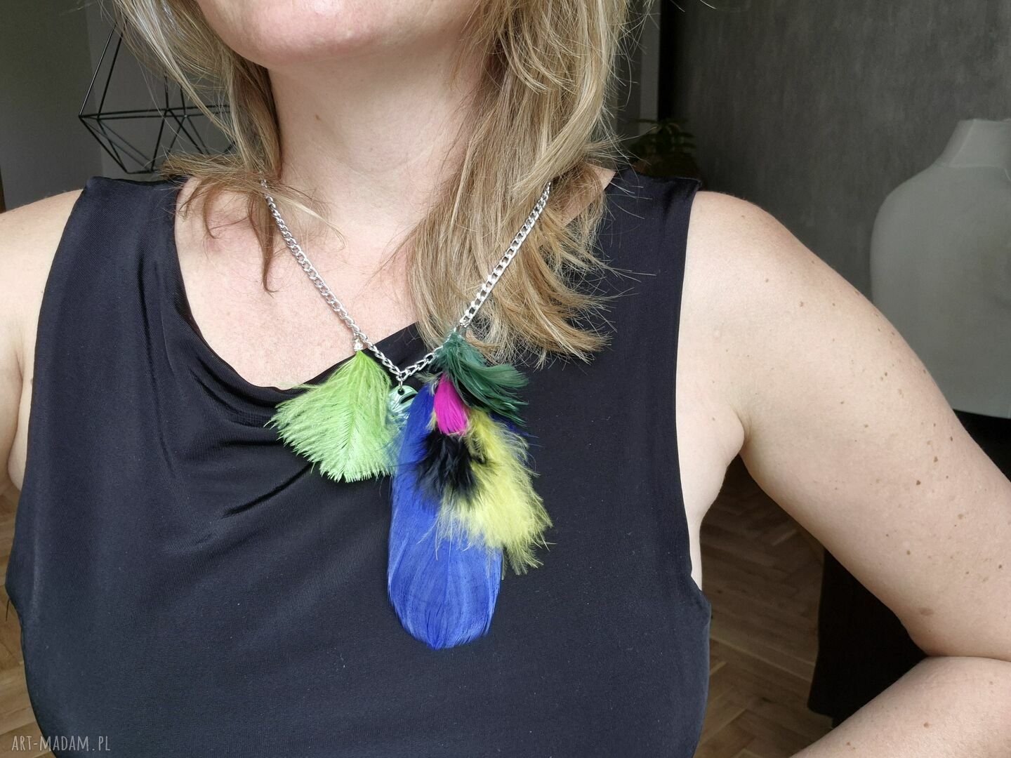 Kolorowy naszyjnik boho z piórami i monstery - energetyczny styl Frida