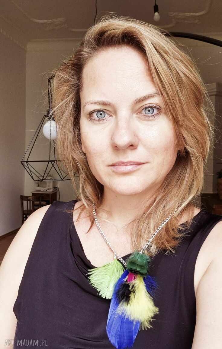 Kolorowy naszyjnik boho z piórami i monstery - energetyczny styl Frida