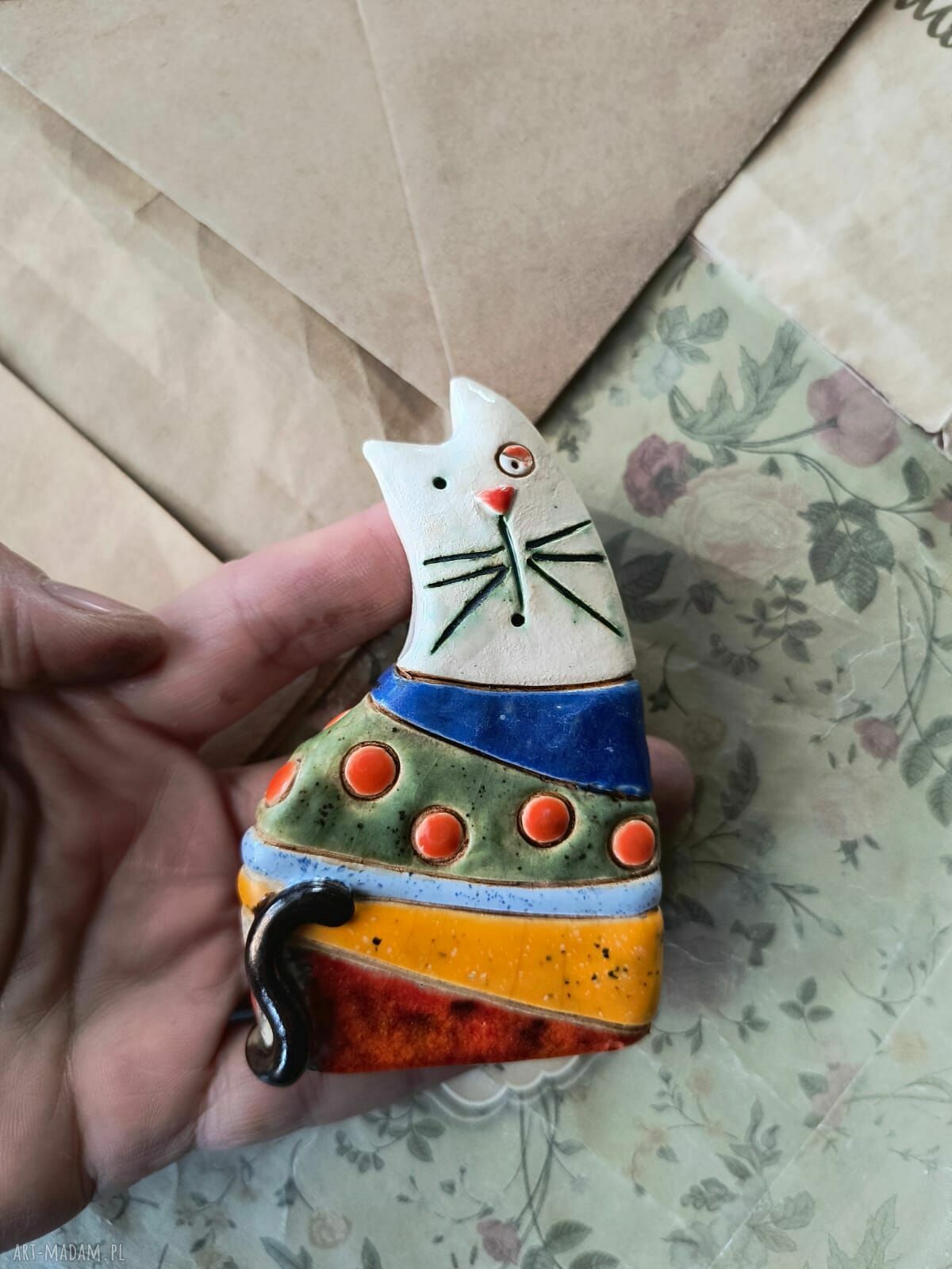 Kolorowy kotek z ceramiki - figurka do postawienia