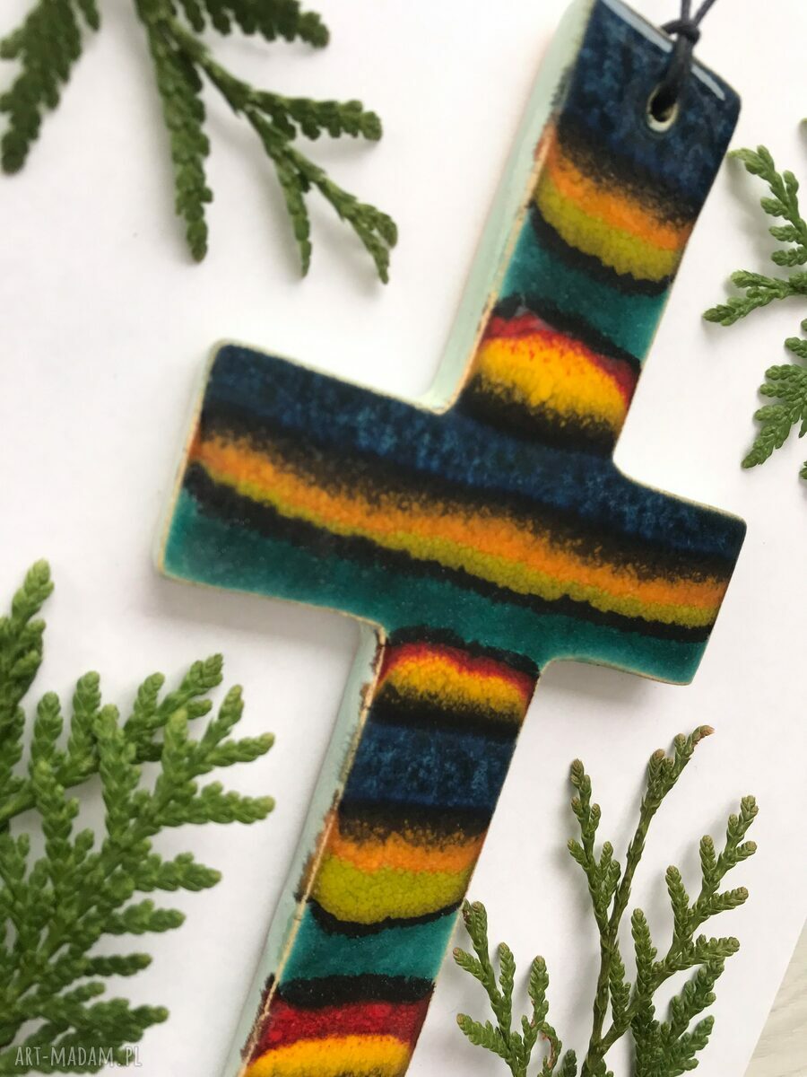 Kolorowy ceramiczny krzyżyk na ścianę